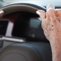 PROYECTO DE LEY JACINTA REABRE EL DEBATE SOBRE LAS EXIGENCIAS PARA OTORGARLES LICENCIA DE CONDUCIR A MAYORES DE 65 AÑOS