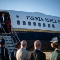 SEIS ESCALAS Y CAPACIDAD SOLO PARA 35 PERSONAS: LOS LÍMITES DEL AVIÓN PRESIDENCIAL OPACAN EL VIAJE DE BORIC A CHINA. Gabriela Mondaca