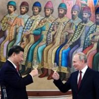 ¿CHINA Y RUSIA COOPERAN PARA CREAR UN NUEVO ORDEN MUNDIAL? LA TEORÍA QUE CADA VEZ TOMA MÁS FUERZA.  Nicole Iporre.  La Tercera