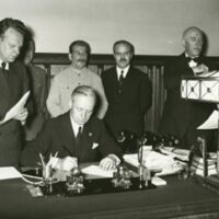 EL DÍA EN QUE LOS COMUNISTAS PACTARON CON HITLER Y SUS REPERCUSIONES EN CHILE.  Amanda Ugarte S. y Pedro Villarino.  El Mercurio