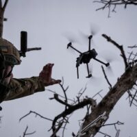 LA GUERRA DEL FUTURO: UCRANIA ABRE LA ERA DE ROBOTS ASESINOS IMPULSADOS POR INTELIGENCIA ARTIFICIAL.  Alexis Paiva.Mack  La Tercera