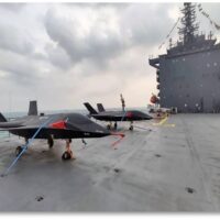 Ni caza ni invisibe. El ridículo del caza Iraní del futuro: Maqueta de Dron para un portaviones de juguete. Omar Kardoudi. El Confidencial