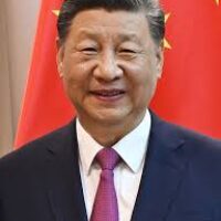 Mientras tanto, Xi Yinping sonríe. CN. Fernando Thauby García