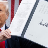 Exportaciones de Chile a Estados Unidos deberán pagar un arancel de 10% tras anuncio de sobretasas de Trump. El Mercurio