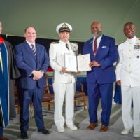 Premio de Liderazgo Internacional al  capitán de fragata Sergio Huidobro Bono de la Armada de Chile