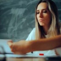 Cinco maneras distintas de evaluar en tiempos de la Inteligencia Artificial. Francisco Javier Ulloa Cortez. Universidad de Guadalajara. The Conversation