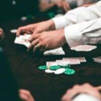 Los enfermos con cara de póker. Paula Escobar Chavarría. La Tercera