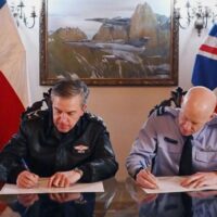 Chile y Reino Unido fortalecen la cooperación estratégica entre la Fuerza Aérea de Chile (FACH) y la Royal Air Force (RAF) en ámbito aeroespacial y formación.