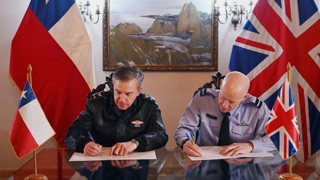 Chile y Reino Unido fortalecen la cooperación estratégica entre la Fuerza Aérea de Chile (FACH) y la Royal Air Force (RAF) en ámbito aeroespacial y formación.