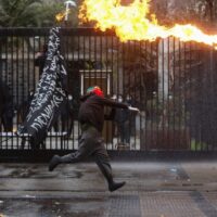 Instituto Nacional identifica a dos profesores que habrían facilitado materiales para disturbios en 2024: Administración de Hassler no investigó. Diana Lozano Perafán. El Líbero