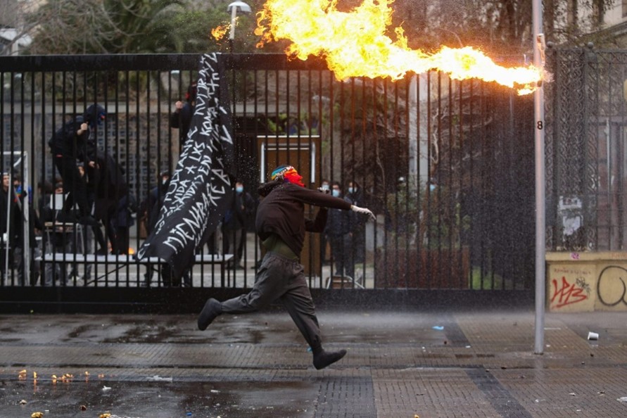 Instituto Nacional identifica a dos profesores que habrían facilitado materiales para disturbios en 2024: Administración de Hassler no investigó. Diana Lozano Perafán. El Líbero