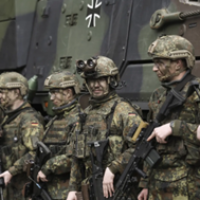 CÓMO LA AMENAZA DE RUSIA IMPULSA A ALEMANIA A ROMPER UN TABÚ TRAS LA ERA NAZI PARA CREAR LA FUERZA MILITAR MÁS PODEROSA DE EUROPA. Allan Little, Corresponsal especial, BBC – BBC News Mundo