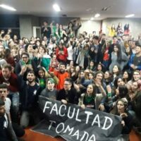 Una dinámica absurda (tomas). El Mercurio, Editorial