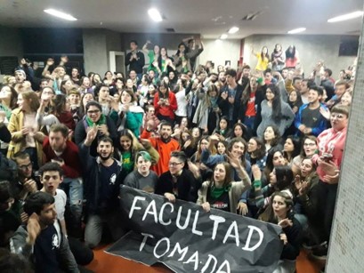 Una dinámica absurda (tomas). El Mercurio, Editorial