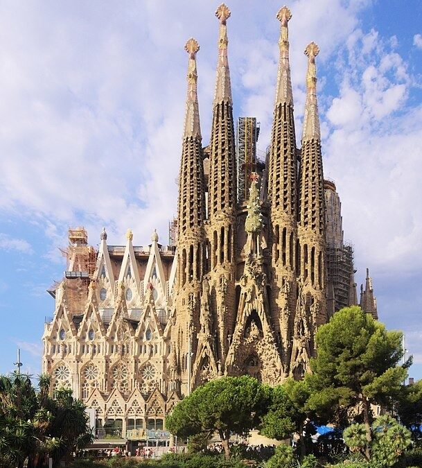LA SAGRADA FAMILIA LLEGA A SU ETAPA FINAL: LOS DESAFÍOS Y LAS CONTROVERSIAS. Elena Irarrazabal Sánchez, desde Barcelona – El Mercurio, Artes y Letra